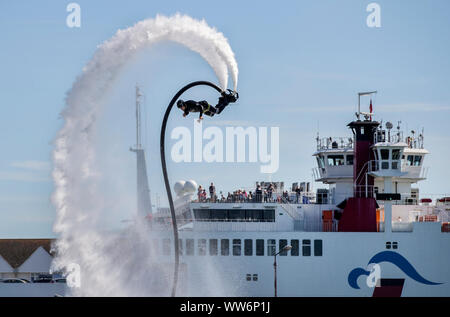 Southampton International Boat Show, Hampshire, UK. 13. September 2019. James Prestwood fliegt bis zu 60 Meter hoch während seiner flyboarding Anzeige am Eröffnungstag der Southampton International Boat Show. Kredit Stuart Martin/Alamy leben Nachrichten Stockfoto