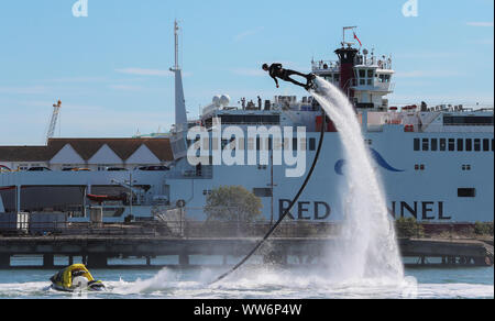 Southampton International Boat Show, Hampshire, UK. 13. September 2019. James Prestwood fliegt bis zu 60 Meter hoch während seiner flyboarding Anzeige am Eröffnungstag der Southampton International Boat Show. Kredit Stuart Martin/Alamy leben Nachrichten Stockfoto