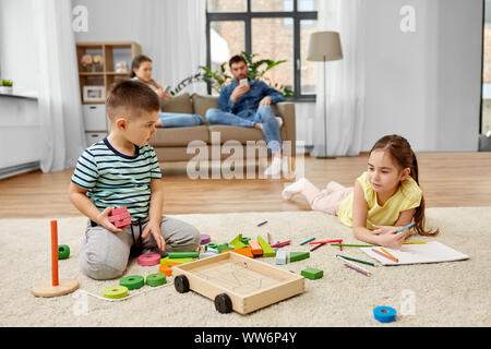 Bruder und Schwester spielen und Zeichnung zu Hause Stockfoto