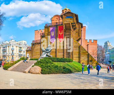 KIEW, UKRAINE - 11. April 2018: Die Ruinen des mittelalterlichen Goldenen Tors (Zoloti Worota) und das Denkmal für Jaroslav den Weisen in der historischen Oberstadt Stockfoto