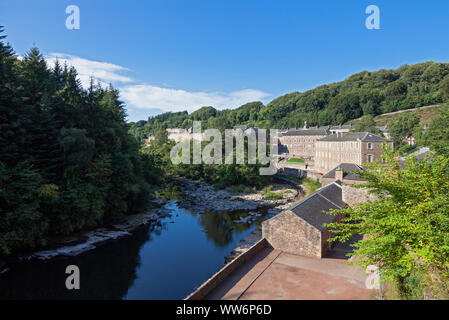 Großbritannien, Schottland, Lanarkshire, New Lanark mit Fluss Clyde Stockfoto