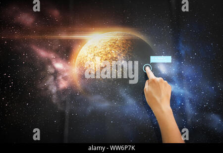 Hand mit schwarzen Interactive Panel Stockfoto