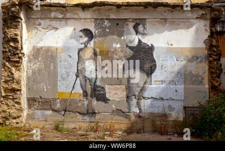 Verblasste Wandmalerei eines Jungen und einer Frau im Badeanzug auf Immobilien in Griechenland Ruine