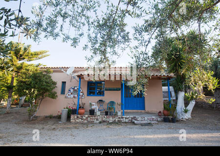 Typische kleine Wohnhaus zwischen Bäumen in Griechenland Stockfoto