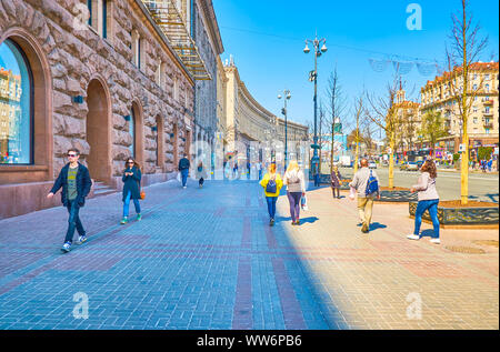 KIEW, UKRAINE - 14. APRIL 2018: Die Chreshchatyk Avenue ist die zentrale Straße der Stadt mit Blick auf die Gebäude des zentralen Kaufhauses und des Rathauses Stockfoto