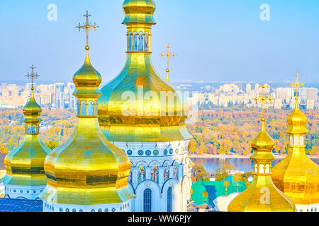 Die wunderschönen goldenen Kuppeln der Dormition Cathedral des Kyiv Petschersk Lavra Höhle Kloster und die Wohnviertel im Hintergrund, Ukraine Stockfoto