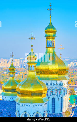 Die goldene Kuppeln der Dormition Kathedrale des Kiewer Petschersk Lavra Höhle Kloster, Ukraine Stockfoto