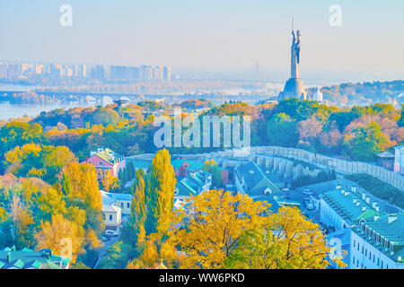 Die große Statue Mutterland Denkmal ist das Symbol des Sieges im Zweiten Weltkrieg, auf dem rechten Ufer in Kiew, Ukraine Stockfoto