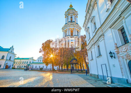 KIEW, UKRAINE - 18. OKTOBER 2018: Der erstaunliche bunte große Glockenturm des Kiewer Petschersk Lavra-Höhle-Klosters Stockfoto