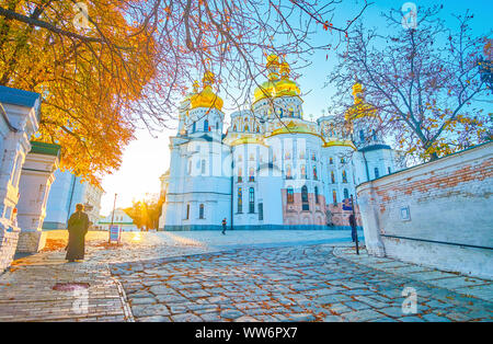 KIEW, UKRAINE - 19. OKTOBER 2018: Aufstieg entlang der Stadtmauern des Kiewer Petschersker Lavra-Höhlenklosters mit Blick auf die Apsis der Dormition Cathedral Stockfoto