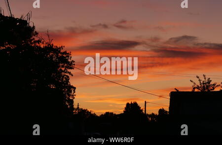 Sonnenuntergang Himmel auf Landschaft und urbanscape Frankreich Stockfoto