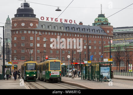 Helsinki, Finnland - 28 Februar 2015: Verkehr auf siltasaarenkatu Street, Zentrum Hauptstadt. Moderne Stadt bauten. Kallio Kirche im Hintergrund. Stockfoto