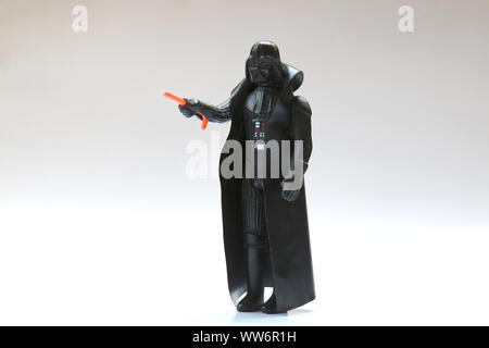 BERLIN - August 29, 2019: Vintage Star Wars Darth Vader Action Figur von Kenner mit Lichtschwert auf Weiß. Wahrscheinlich aus dem Jahr 1978. Stockfoto