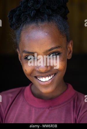 Porträt einer wunderschönen Bilen junge Frau, Semien-Keih-Bahri, Elabered, Eritrea Stockfoto