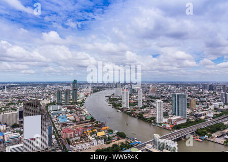 Das Bild des Gebäudes und der Stadt den Wohlstand in der Wirtschaft und Tourismus in Asien ist von einem hohen Winkel gesehen. Stockfoto
