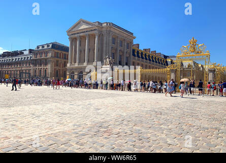 Versailles/Frankreich - Juli 6, 2019: Extrem lange Schlange der Touristen in Schloss Versailles warten auf ihre Tickets nach Paris, Frankreich, Sommer Zeit. Stockfoto
