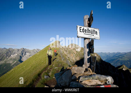 Wanderer auf den Gipfelgrat des Aschaffenburger HÃ¶henweg, Zillertaler Alpen, Tirol, Österreich Stockfoto