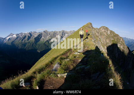 Wanderer auf den Gipfelgrat des Aschaffenburger HÃ¶henweg, Zillertaler Alpen, Tirol, Österreich Stockfoto