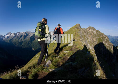 Wanderer auf den Gipfelgrat des Aschaffenburger HÃ¶henweg, Zillertaler Alpen, Tirol, Österreich Stockfoto