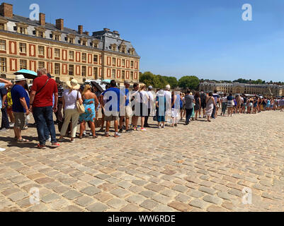 Versailles/Frankreich - Juli 6, 2019: Extrem lange Schlange der Touristen in Schloss Versailles warten auf ihre Tickets nach Paris, Frankreich, Sommer Zeit. Stockfoto