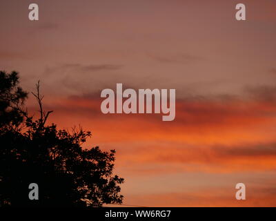 Sonnenuntergang Himmel auf Landschaft und urbanscape Frankreich Stockfoto