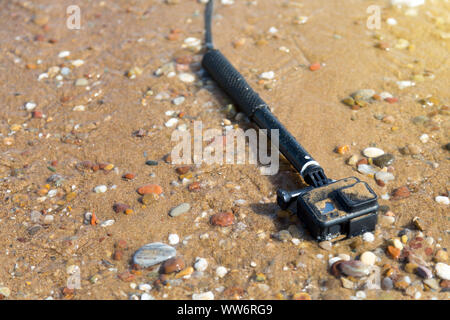 Kompakte Kamera für Unterwasseraufnahmen in Sand in Wasser Stockfoto