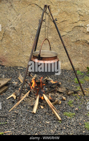 Über dem Feuer und rauchig, köstliche Pilz Gulasch in Wasserkocher Stockfoto