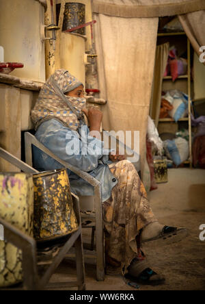 Eritreische Arbeiter in einer Mühle, Central region, Asmara, Eritrea Stockfoto