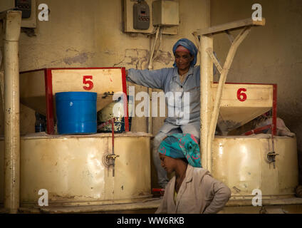 Eritreische Arbeiter in einer Mühle, Central region, Asmara, Eritrea Stockfoto