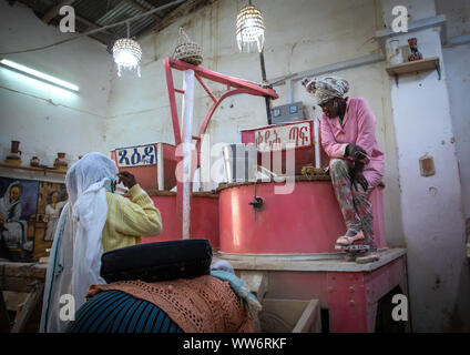 Eritreische Volk Körner in einer Mühle, Central region, Asmara, Eritrea zu schleifen Stockfoto