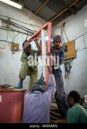 Eritreische Volk Körner in einer Mühle, Central region, Asmara, Eritrea zu schleifen Stockfoto