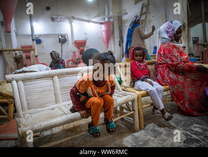 Eritreische Volk Körner in einer Mühle, Central region, Asmara, Eritrea zu schleifen Stockfoto