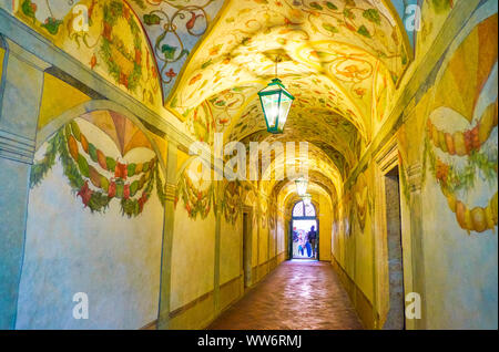 Krakau, Polen - 13. Juni 2018: Die beeindruckenden engen Korridor des Collegium Maius der Jagiellonian Universität reich verziert mit Fresken mit Flo Stockfoto