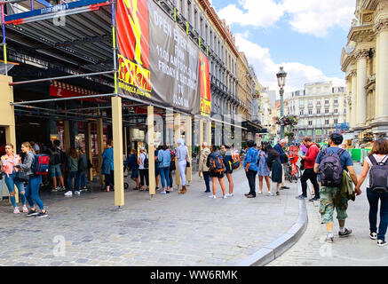 Brüssel / Belgien - 9. Juli: Warteschlange von Menschen Touristen berühmten traditionellen belgischen Pommes frites in Fritland fast food Restaurant zu kaufen, Leute Stockfoto