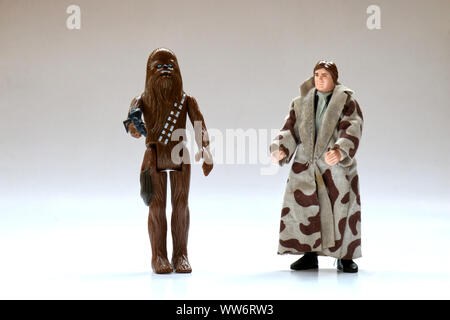 BERLIN - August 29, 2019: Vintage Star Wars Han Solo mit Trenchcoat und Chewbacca Action Figuren von Kenner Spielzeug auf Weiß. Dies wurde mit t freigegeben Stockfoto