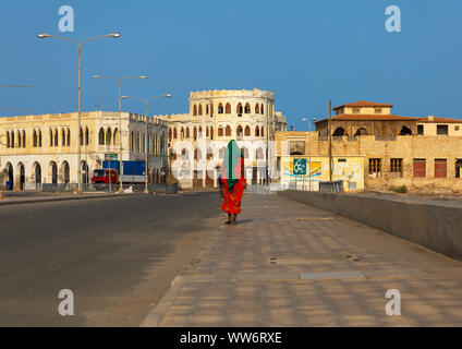 Eritreische Frau auf dem Causeway, nördlichen Roten Meer, Massawa, Eritrea Stockfoto