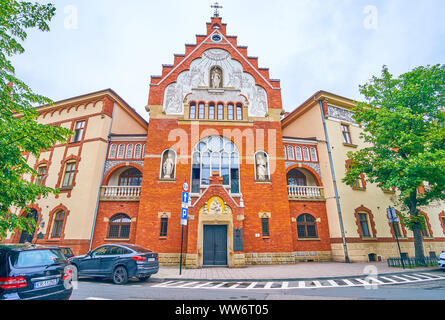 Krakau, Polen - Juni, 13, 2018: Die schöne Fassade der Kirche vom Heiligen Herzen Jesu mit Marmor Skulpturen der Heiligen und großen Fresko Stockfoto