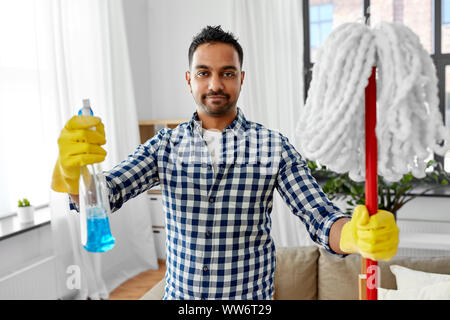 Inder mit Mop und Reinigungsmittel Reinigung zu Hause Stockfoto