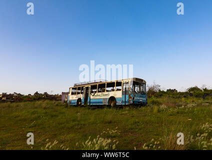 Alten Bus im militärischen Tank Friedhof, Central region, Asmara, Eritrea Stockfoto