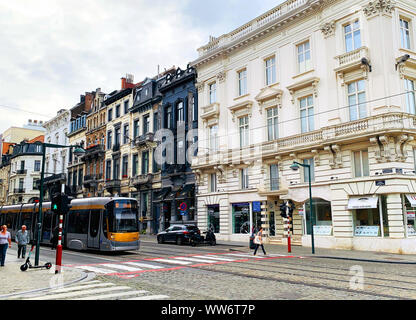 Brüssel / Belgien - Juli 9, 2019: Stadtbild von Brüssel - Hauptstadt der Europäischen Union. Petit Sablon. Neue Straßenbahn Kreuzung Fußgängerpassage. Stockfoto