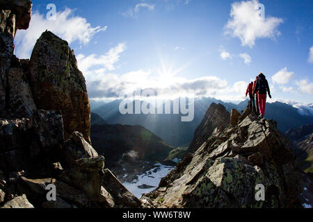 Kletterer am Gipfelgrat der Parstleswand, Kaunergrat, Ötztaler Alpen, Tirol, Österreich Stockfoto