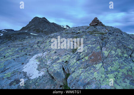 Rock mit rot Wand über den Staller Sattel, Defereggental, Osttirol, Österreich Stockfoto