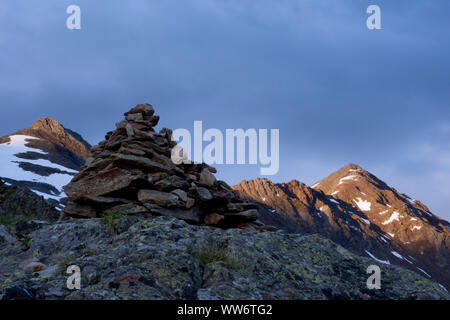 Rock mit rot Wand über den Staller Sattel, Defereggental, Osttirol, Österreich Stockfoto