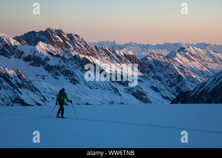 Kletterer auf Skitour zu Ruderhofspitze, Stubaier Alpen, Tirol, Österreich Stockfoto