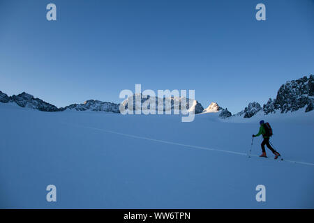 Kletterer auf Skitour zu Ruderhofspitze, Stubaier Alpen, Tirol, Österreich Stockfoto