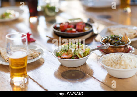 Salat mit anderen Lebensmitteln auf indischen Restaurant Tabelle Stockfoto