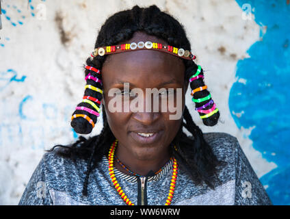 Porträt einer Kunama Stamm Frau mit traditionellen Frisur, Gash-Barka, Barentu, Eritrea Stockfoto