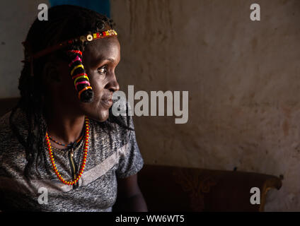 Porträt einer Kunama Stamm Frau mit traditionellen Frisur, Gash-Barka, Barentu, Eritrea Stockfoto