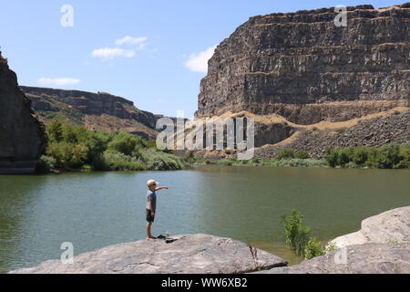 Schöne Seenlandschaft in Idaho mit Boy, der auf etwas Abstand Stockfoto