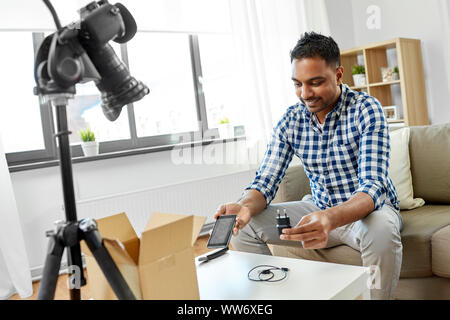 Männliche Blogger mit Smartphone Videoblogging Stockfoto